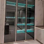 نمونه نصب شده نور خطی پشت طبقه شیشه داناسنس