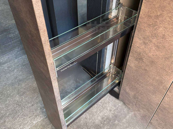 نمونه نصب شده سوپری کابینت آشپزخانه بدنه شیشه ریل کف فانتونی