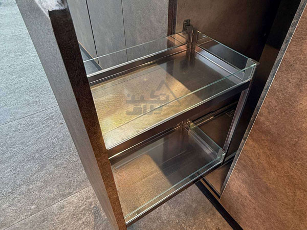 نمونه نصب شده سوپری کابینت آشپزخانه بدنه شیشه ریل کف فانتونی
